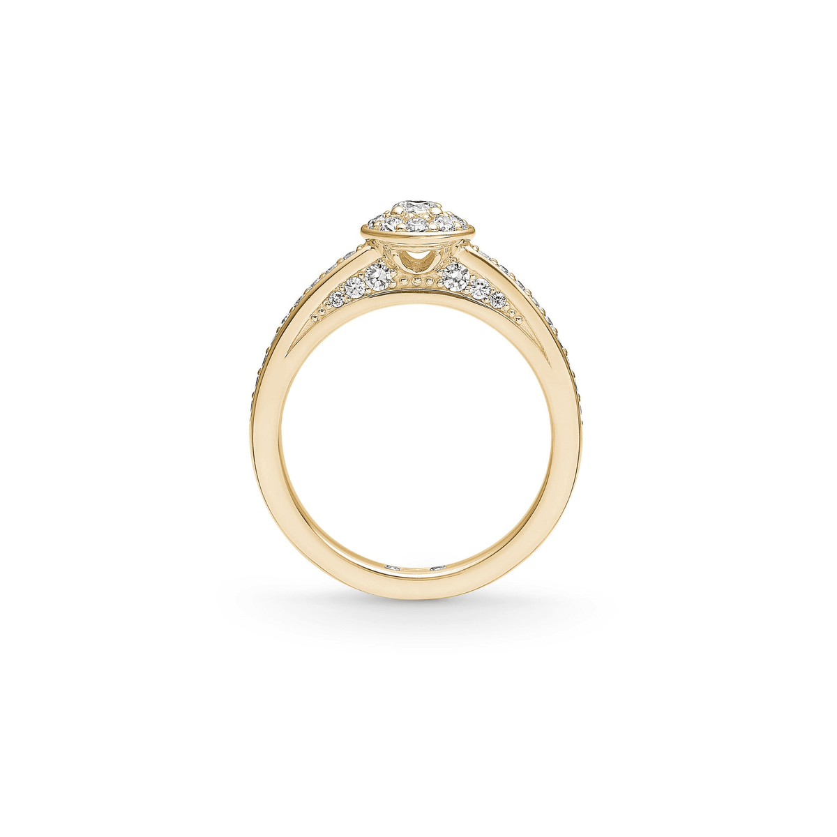 Eternity diamantring fra Julie Sandlaus Wedding-kolleksjon i gult 18 karat gull, sett fra siden med halo og pavésatte ringskinner