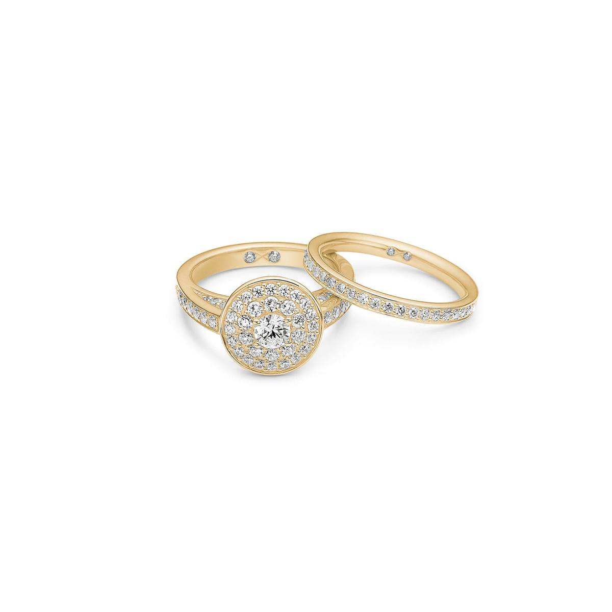 Eternity Diamond Band vist sammen med en halo-forlovelsesring i 18 karat gull