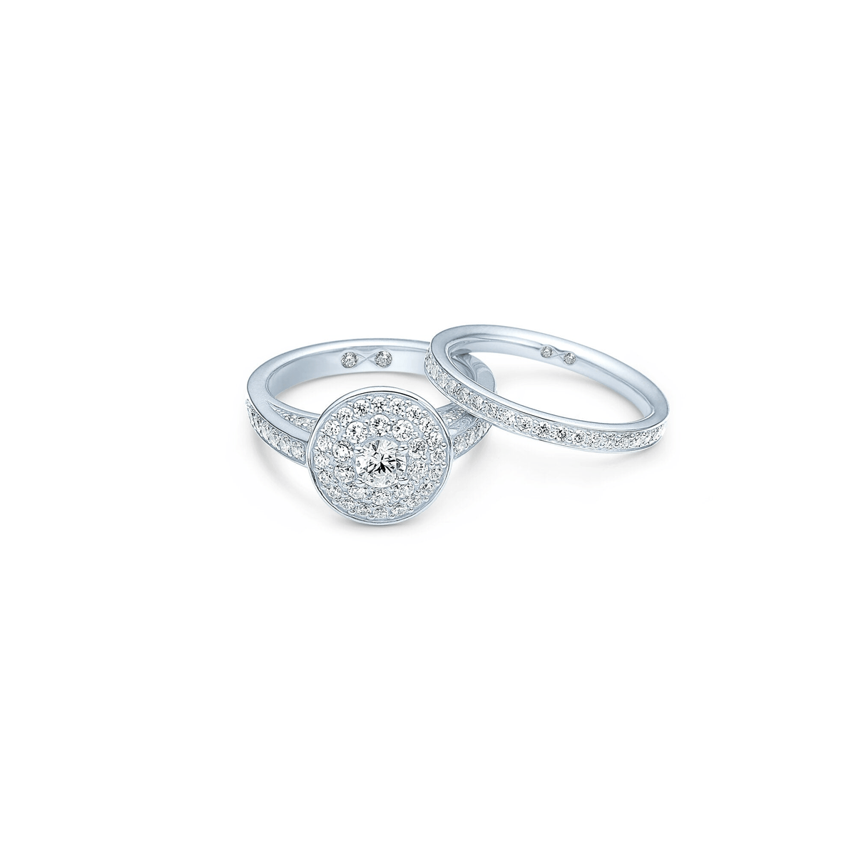 Eternity Diamond Band i 18K hvitt gull vist sammen med forlovelsesring