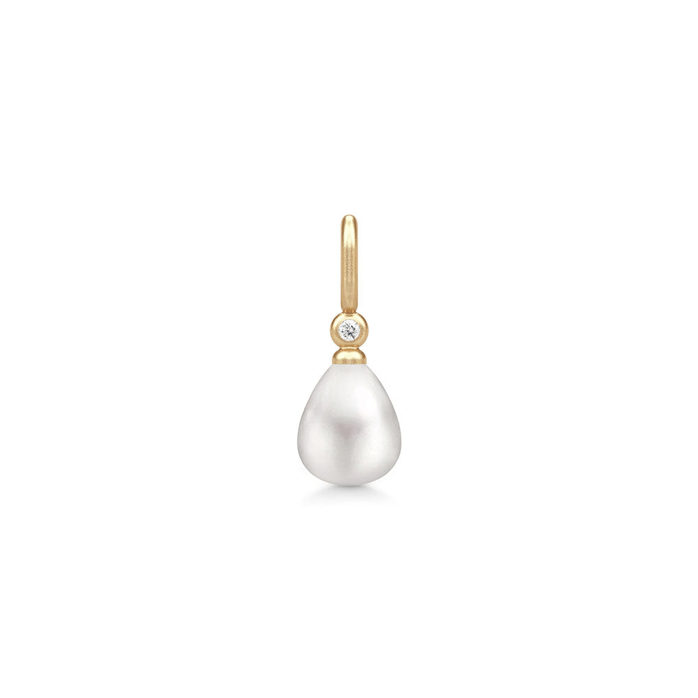 Tasha Pendant, forgylt anheng med hvit perle og zirkonia, sett fra siden