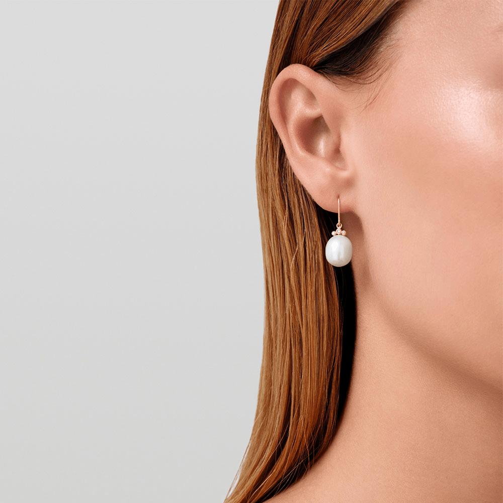 Lovina Earrings båret i øret, livsstilsbilde