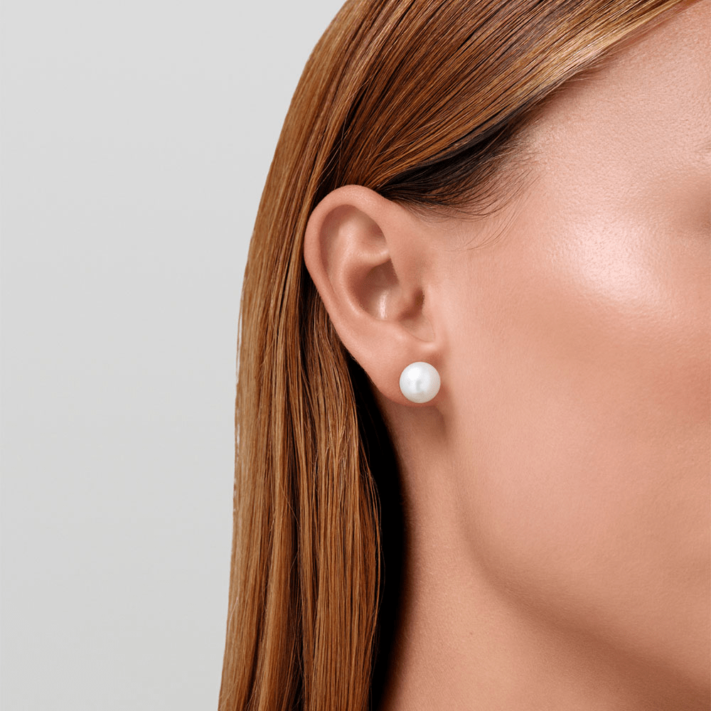 Elin Earstuds i gull, par med hvite ferskvannsperler, produktbilde