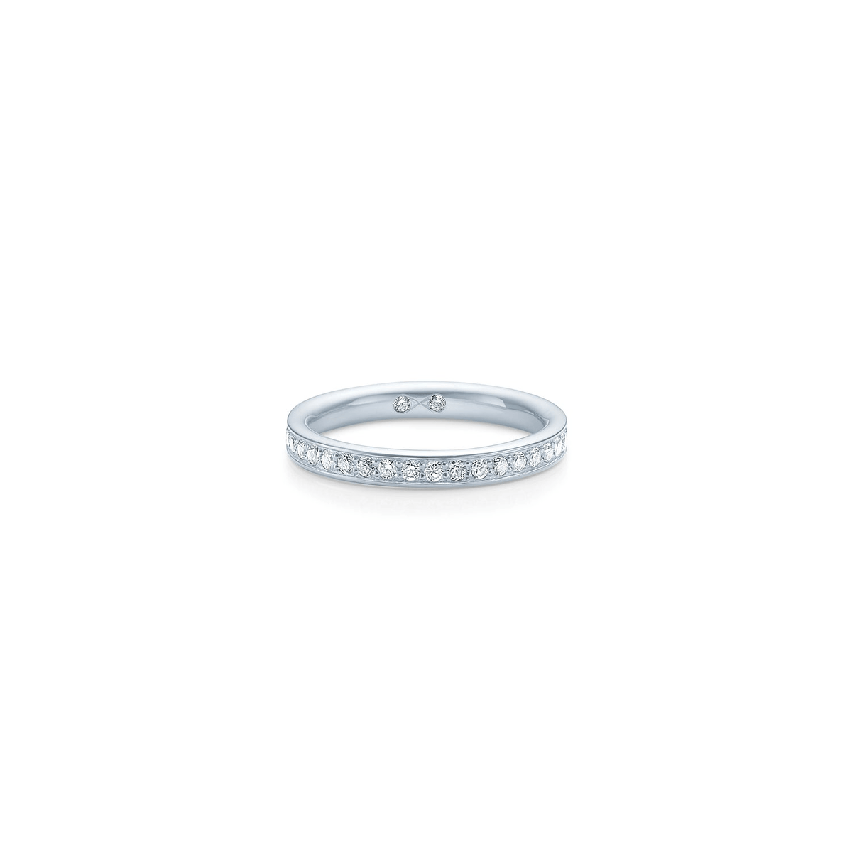 Medium Eternity Diamond Band i 18 karat hvitt gull, fullt diamantbesatt ring sett forfra
