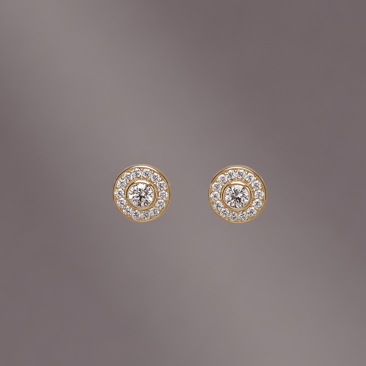 Heritage Earstuds i 18K gull fotografert på gråbrun bakgrunn
