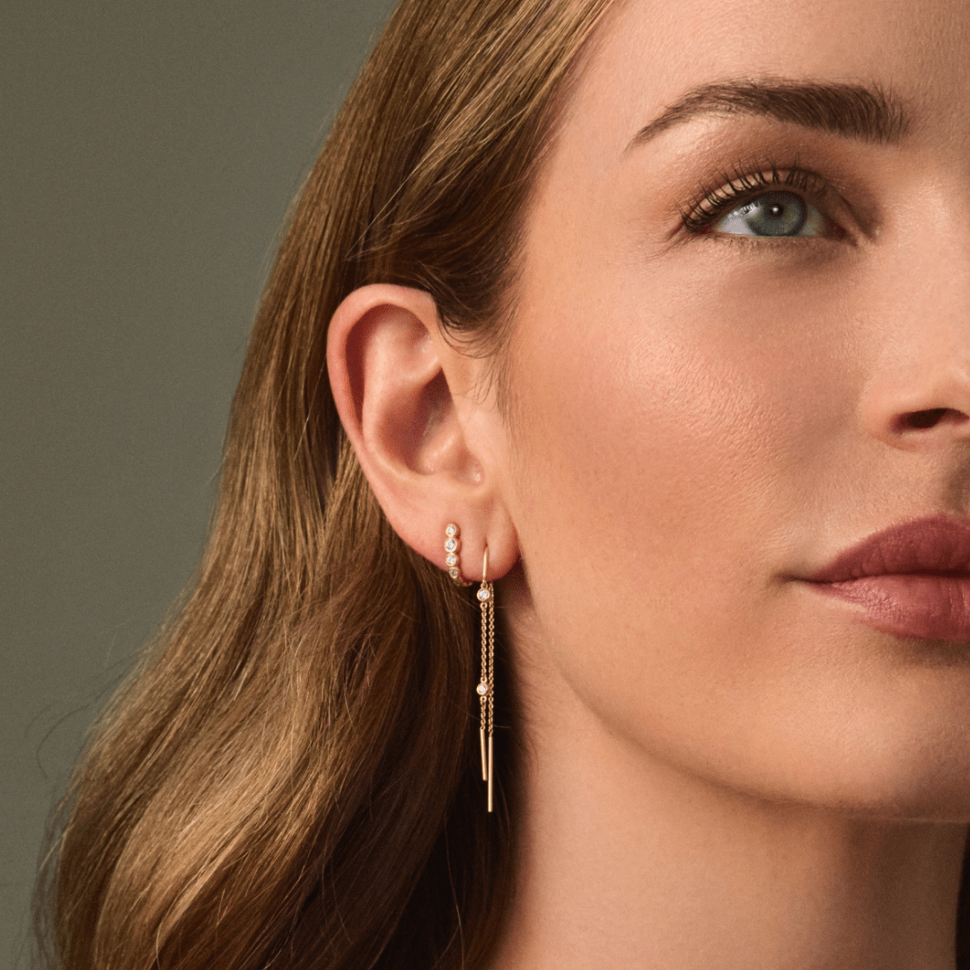 Grace Look worn på øret: ørestikk med zirkonia og hengende kjedeørering, nærbilde