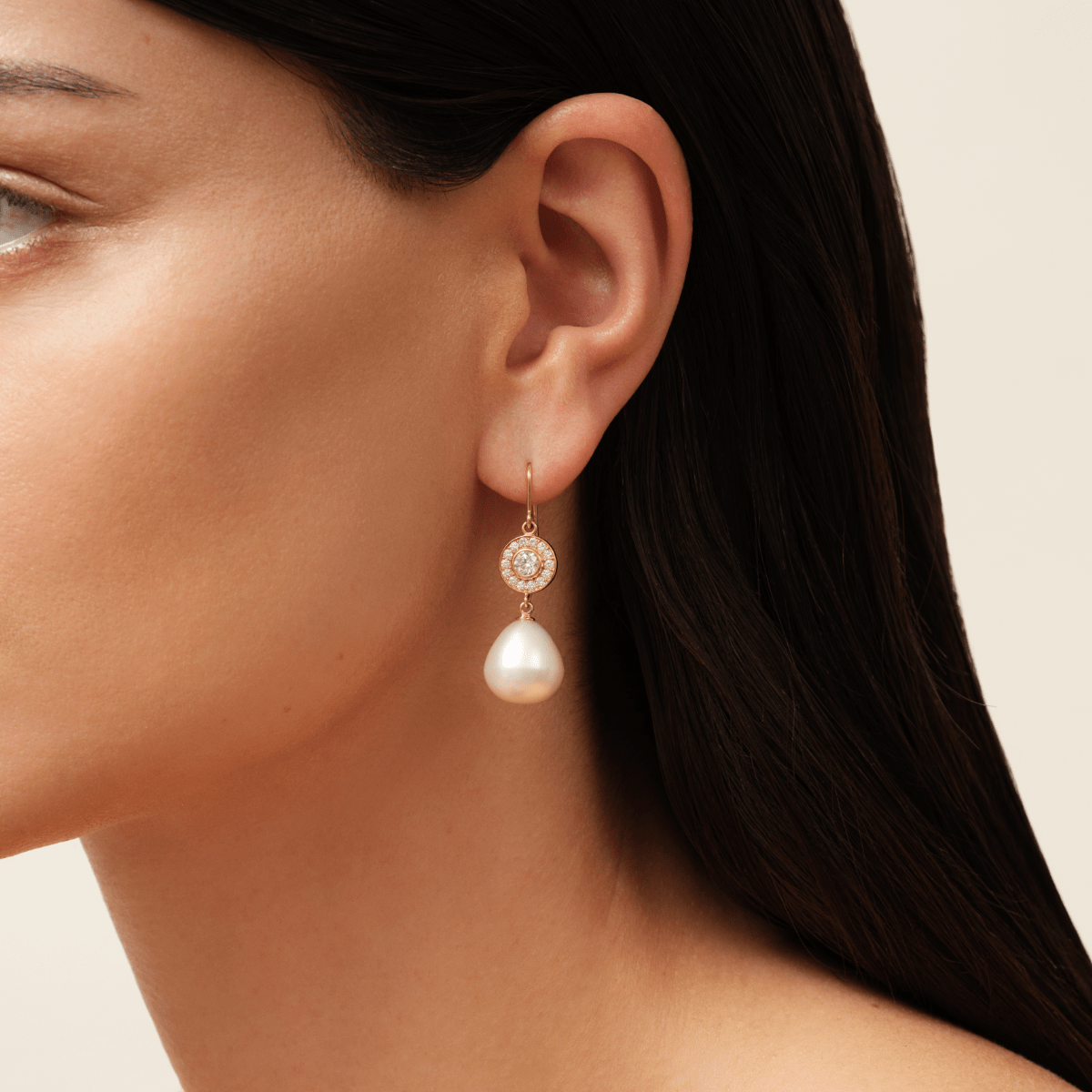 Heritage Earrings med Elegance Perledråper, båret på øret – nærbilde