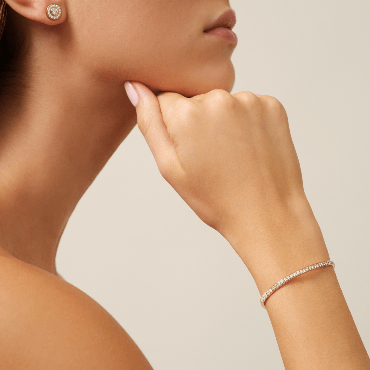 Modell bærer Elegance Armbånd om håndleddet; øredobb og ring på bildet er ikke en del av dette produktet.