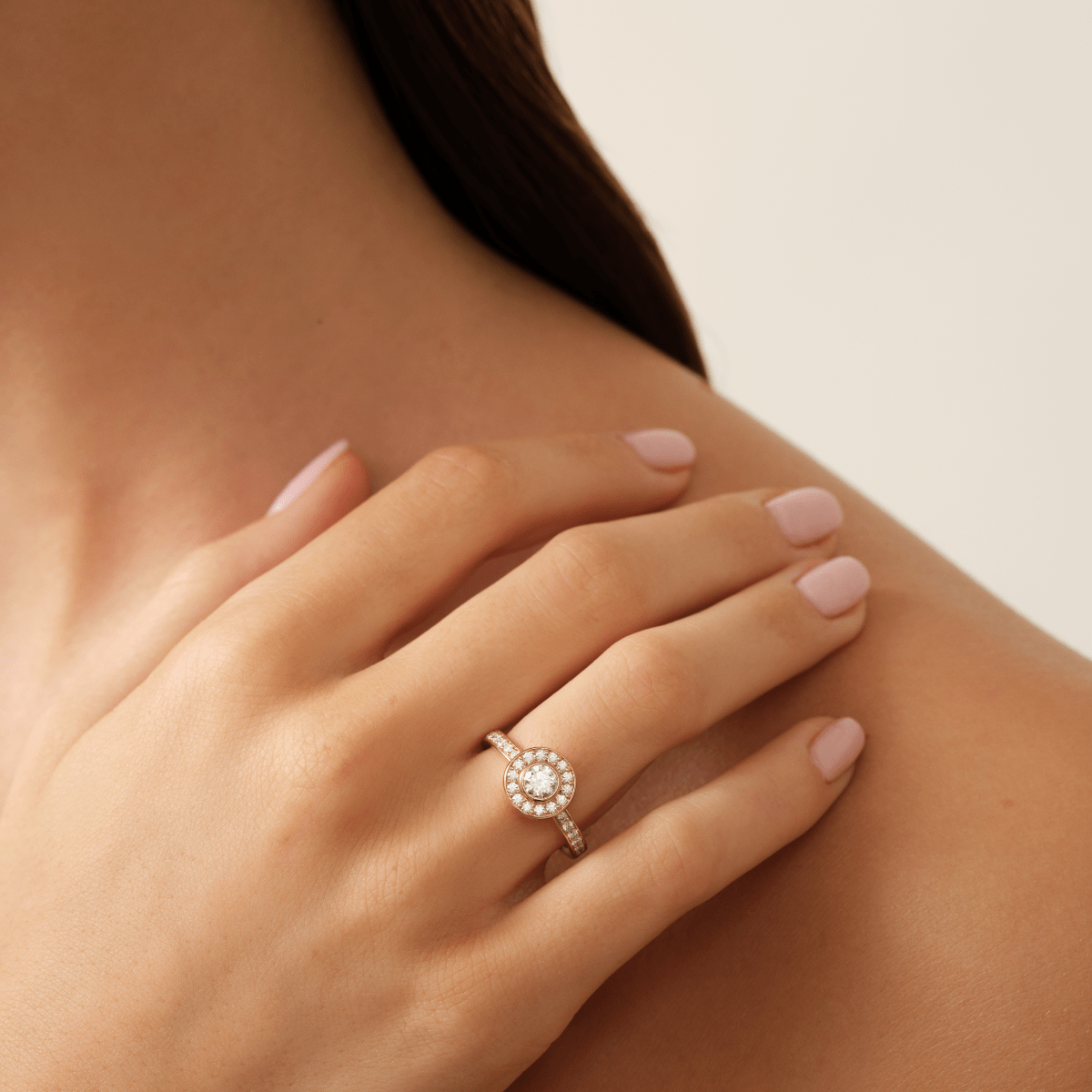 Modell bærer Heritage P.S. Ring på hånden, diamantring i gull