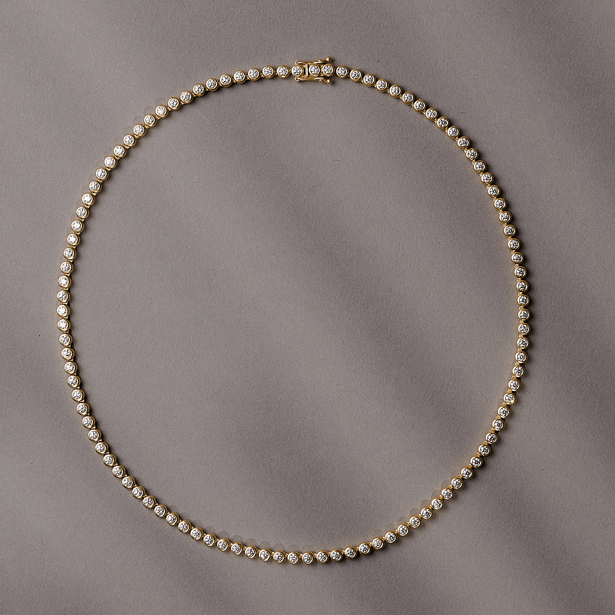 Lumi Collier i gult gull lagt flatt, diamantbesatt rund fatning, produktbilde