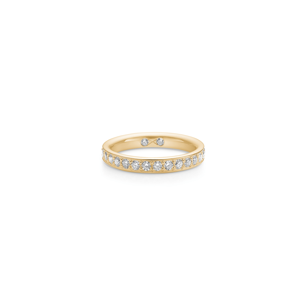 Large Eternity Diamond band fra Julie Sandlau i gull med pavésatte diamanter hele veien rundt ringen.