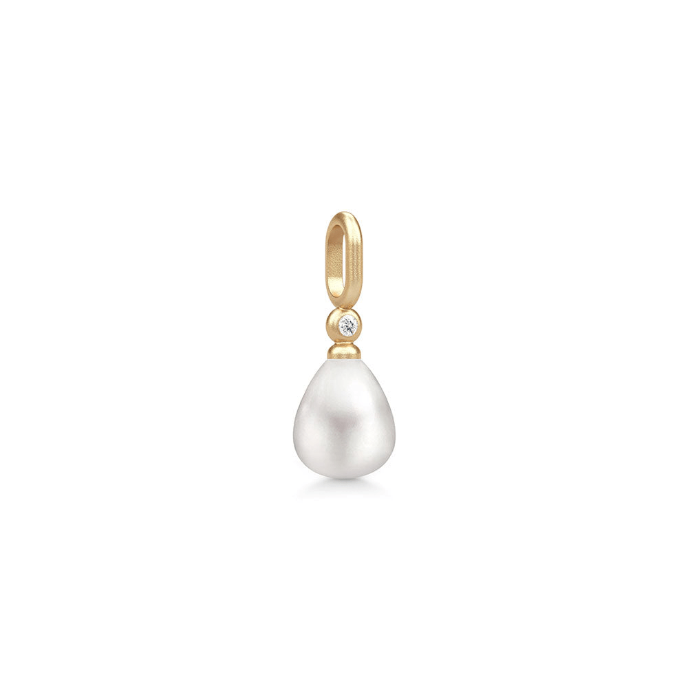 Tasha Pendant, forgylt anheng med hvit perle og zirkonia, forfra