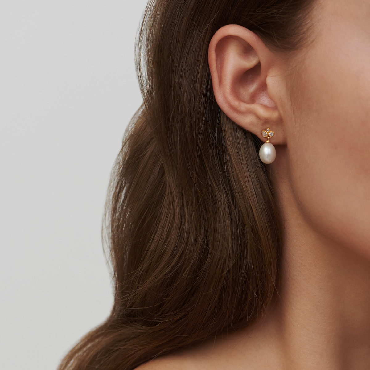 Modell har på seg Treasure Earrings i øret med ferskvannsperle og zirkonia