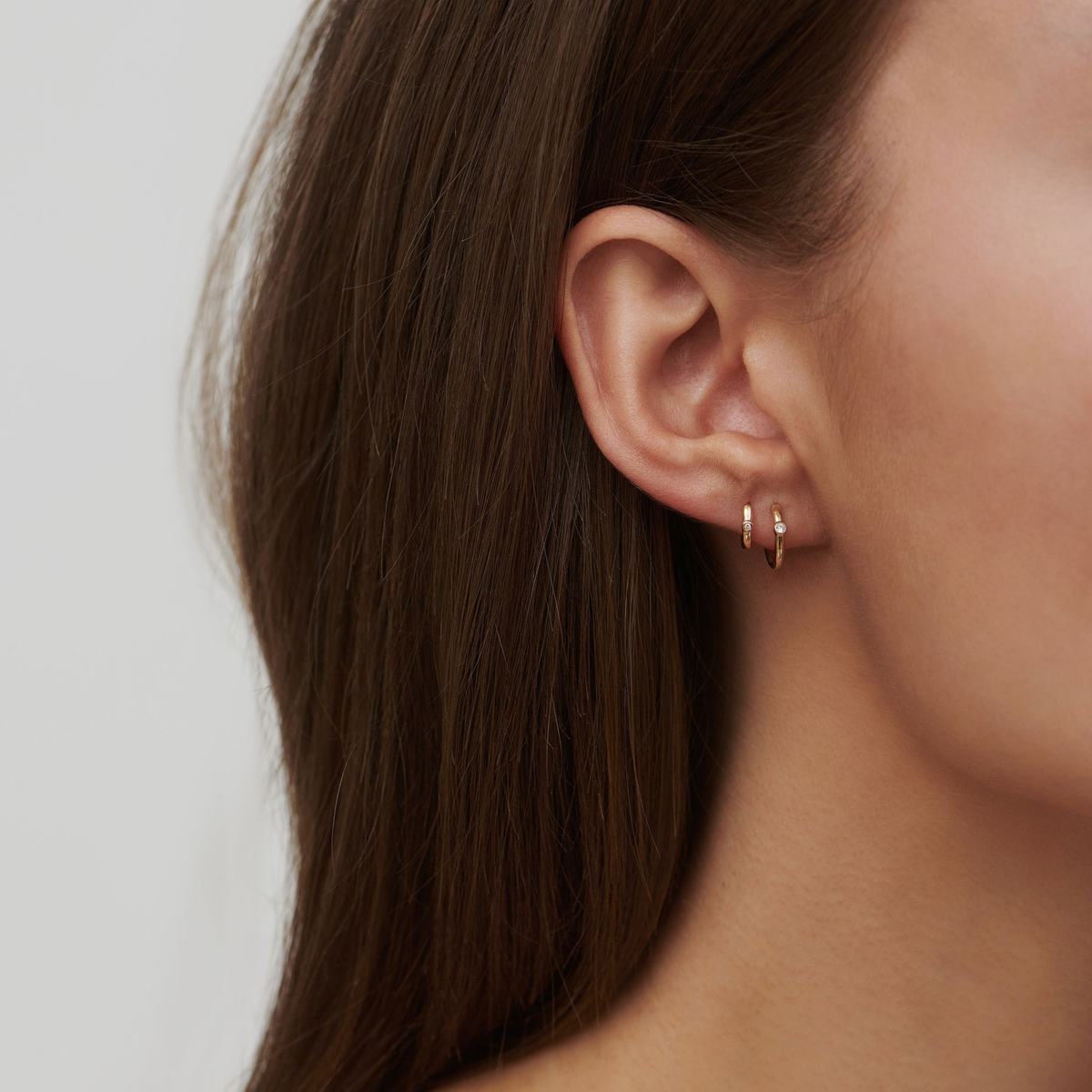 Modell med to hoops i øret, closeup, Purity Mini Hoop stylet med annen hoop