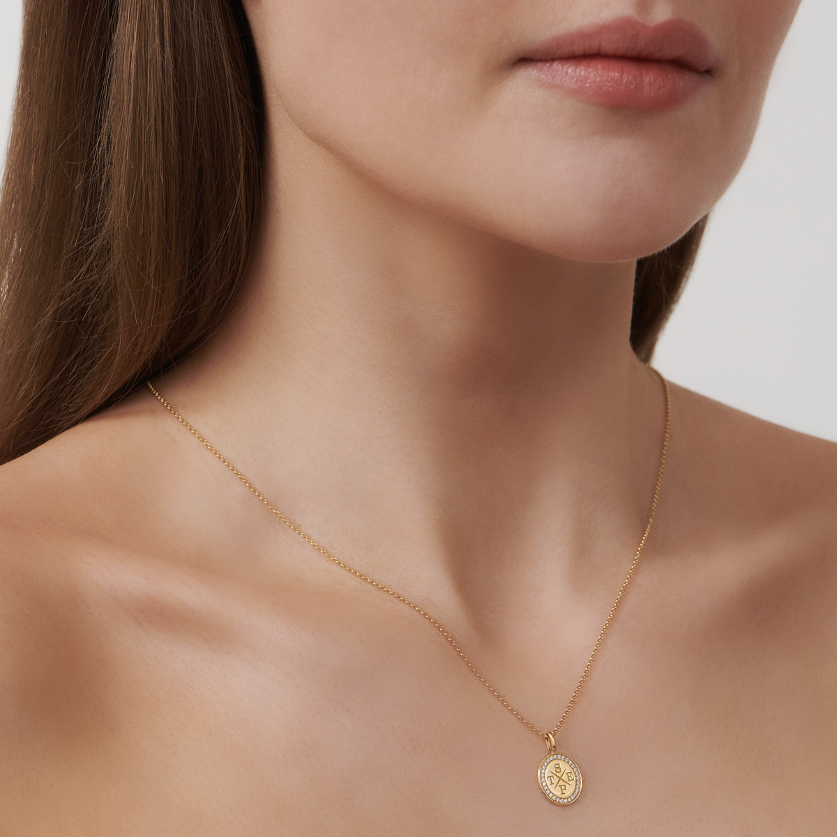 Modell med Medallion halskjede i 18K gull med inngraveringen STEP