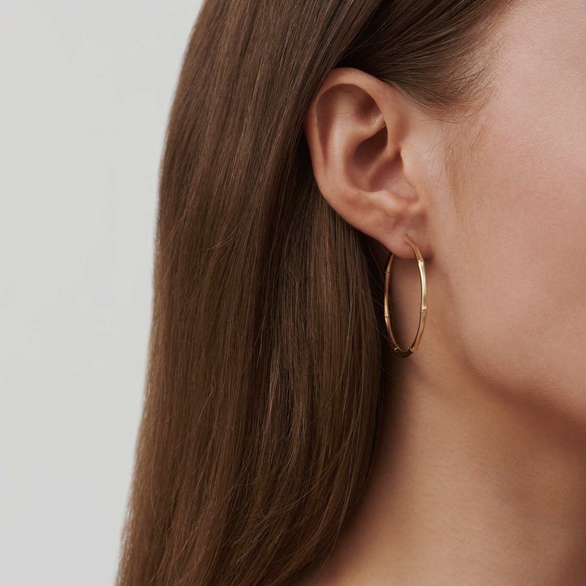Bamboo Hoops Large i 14K gull båret i øret