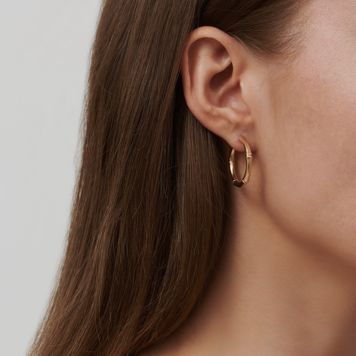 Bamboo Hoops Midi båret i øret, tett på