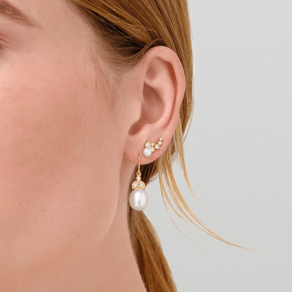 Modell ifort Etcetera climber-orestikken fra Julie Sandlau sammen med en oredobb med hengende perle.