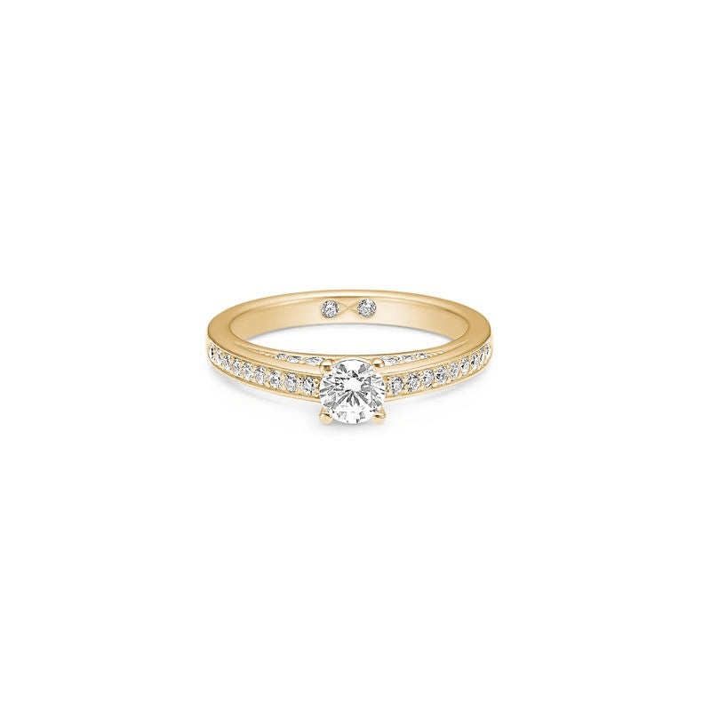 Eternity Diamond forlovelsesring 0,67 ct. fra Julie Sandlau i 18 karat gull med solitærdiamant og diamantbesatte skuldre.