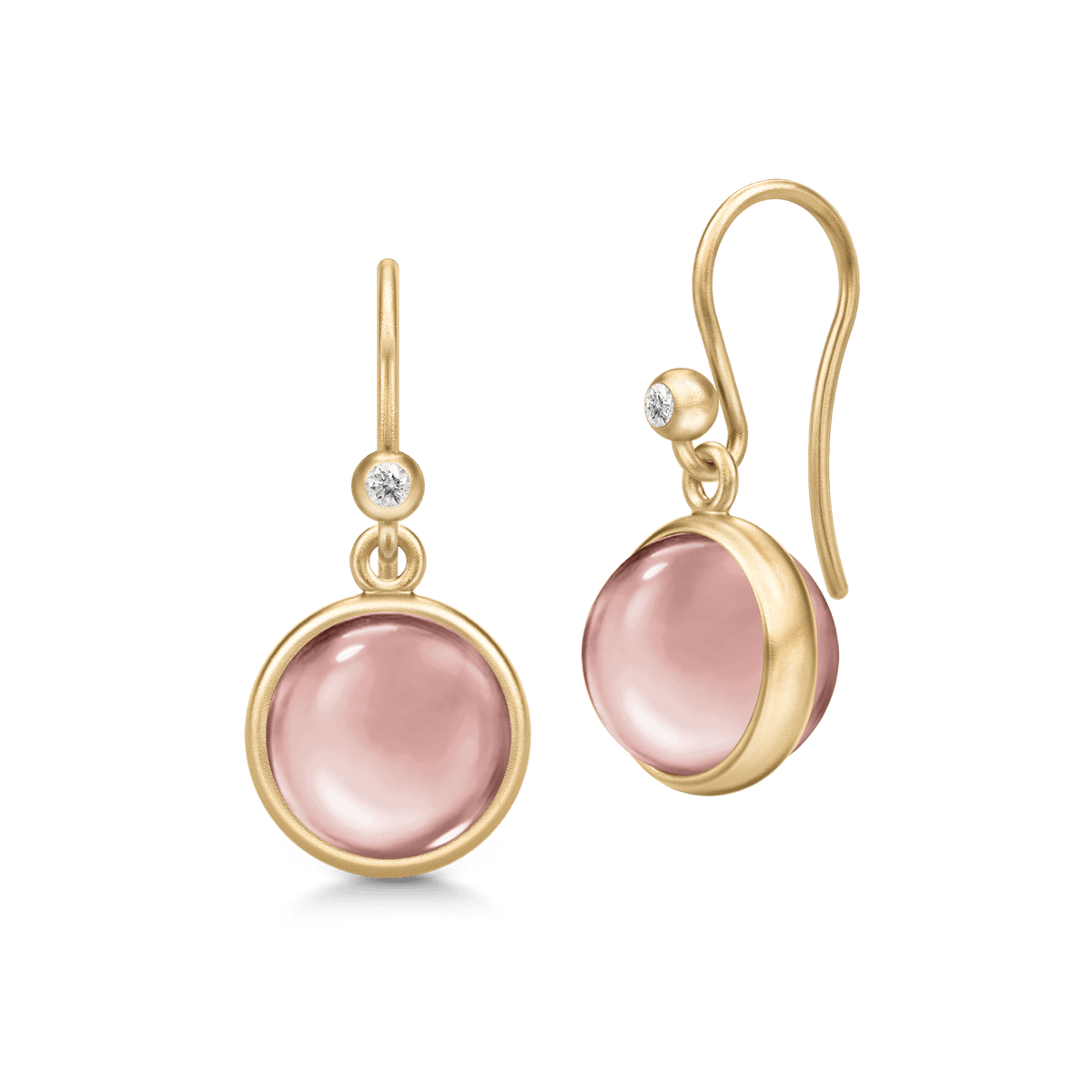 Prime øreringer med rosa/mauve cabochon-krystall i matt forgylt innfatning og liten zirkonia, mot hvit bakgrunn