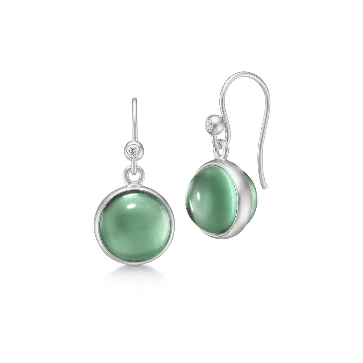 Prime Earrings i rhodinert sølv med grønn cabochonslipt stein og zirkonia, par sett fra siden