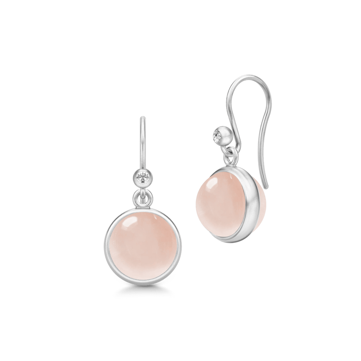 Prime Earrings i rhodinert sølv med lyserosa cabochonslipt stein og zirkonia, par sett fra siden