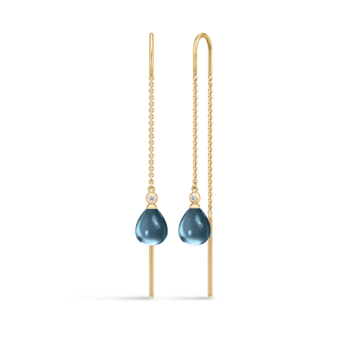 Par gyldne kjedeøreringer med blå stener og zirkonia, fargevariant av Tasha Chain Earrings
