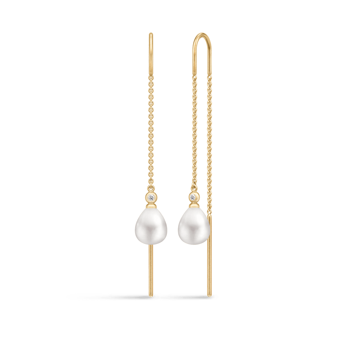 Par gyldne kjedeøreringer med hvite perler og små zirkoniastener, Tasha Chain Earrings fra Julie Sandlau