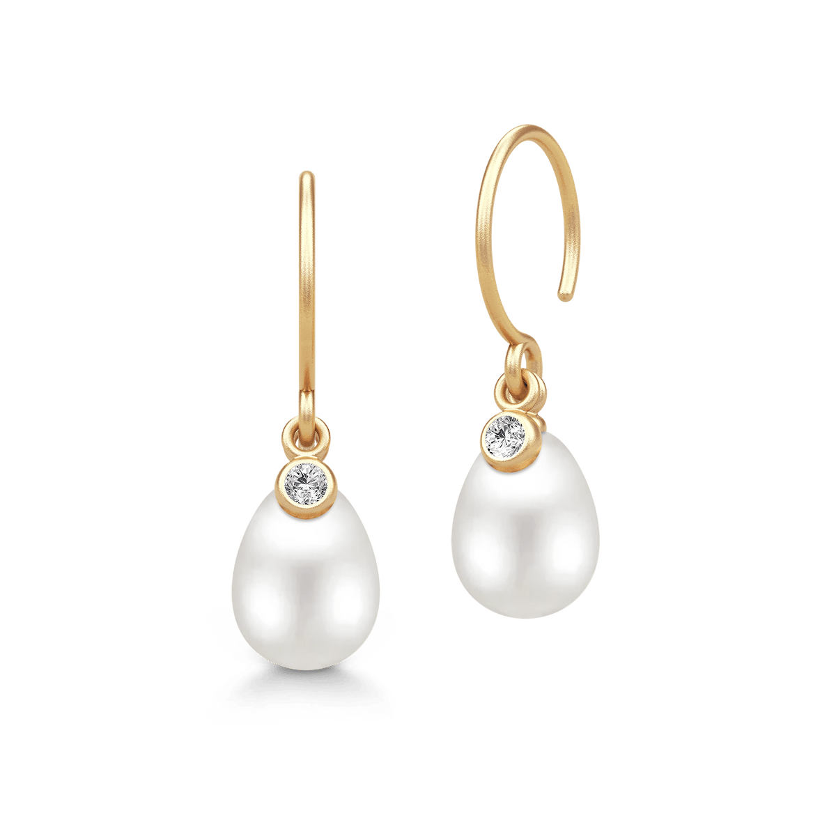 June øredobber med perle og zirkonia vist på øre, stylet sammen med diamantstuds