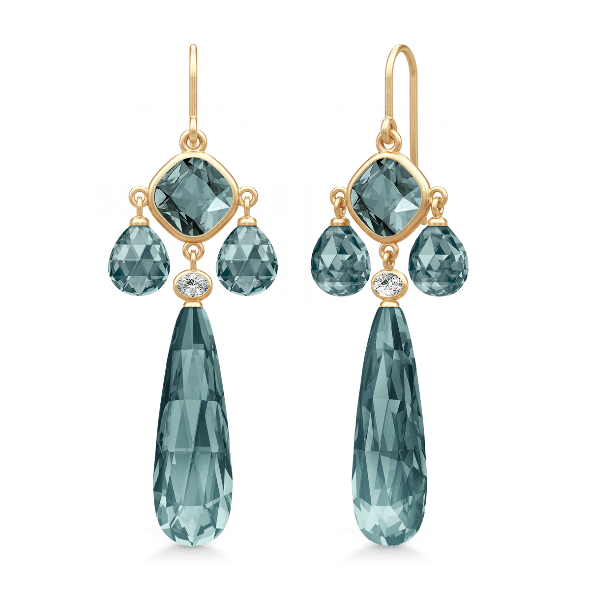 Ofelia Chandelier øredobber i forgylt sølv med gråblå edelstener og hvit zirkonia, stillfoto av paret