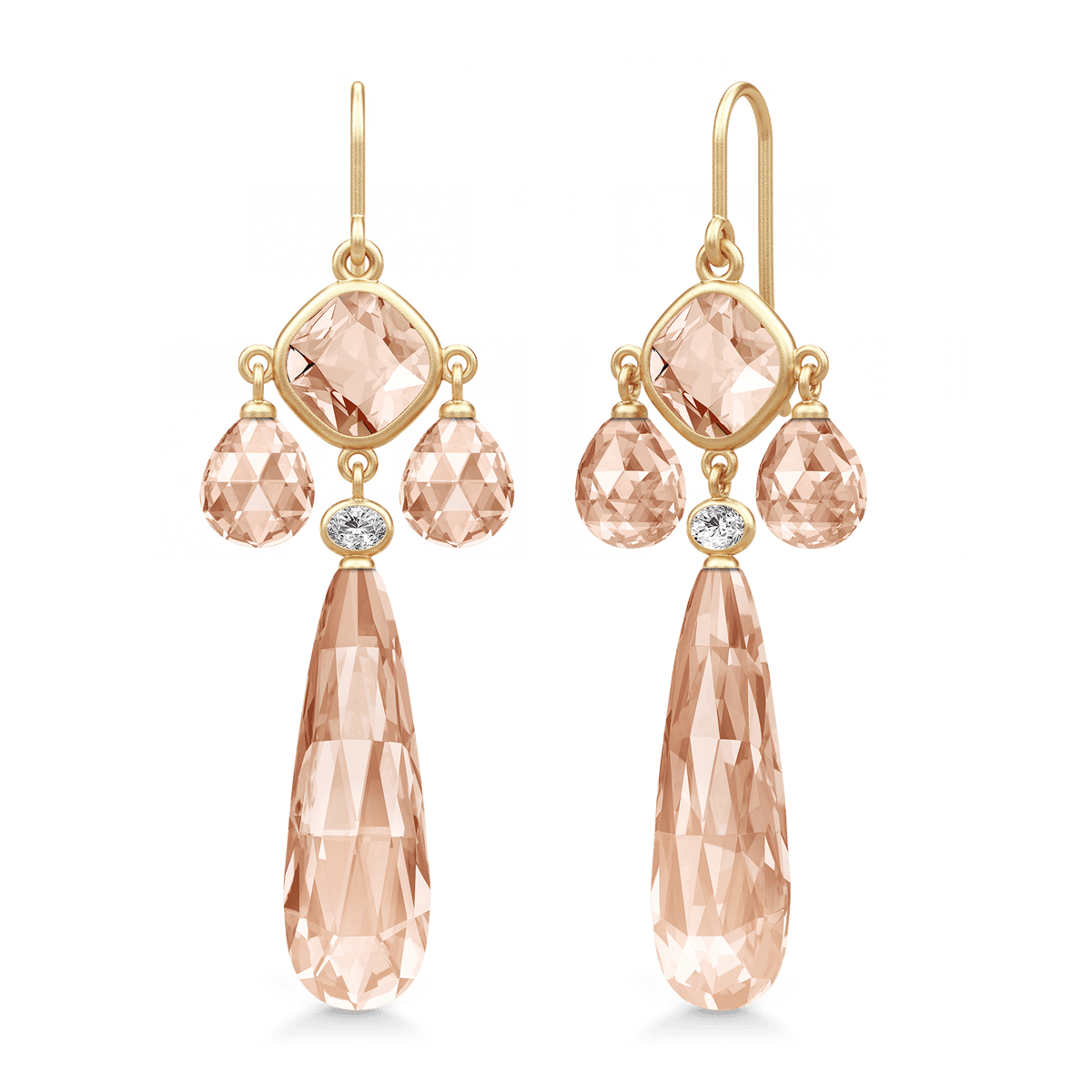 Ofelia Chandelier øredobber i forgylt sølv med fersken-champagne edelstener og hvit zirkonia, stillfoto av paret