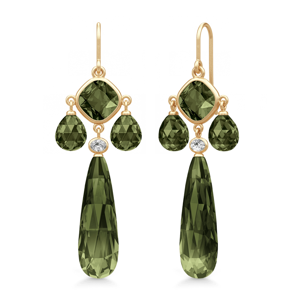 Ofelia Chandelier øredobber i forgylt sølv med oliv-grønne edelstener og hvit zirkonia, stillfoto av paret