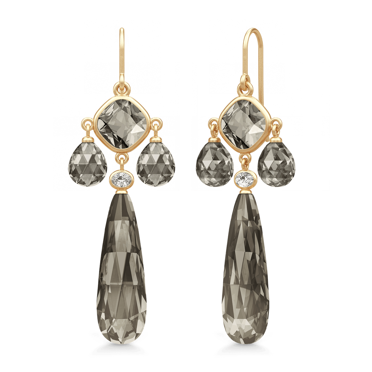 Ofelia Chandelier øredobber i forgylt sølv med røkt grå edelstener og hvit zirkonia, stillfoto av paret