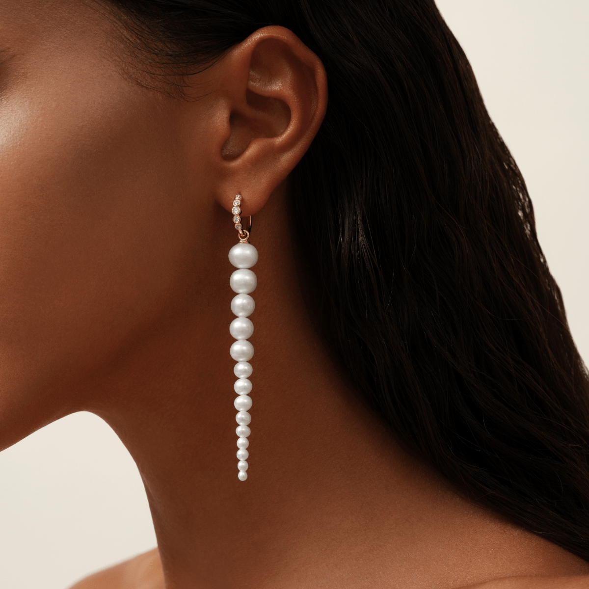 Pristine Medium Hoop i 14K gull, stylet med perle-ørevedheng, båret i øret