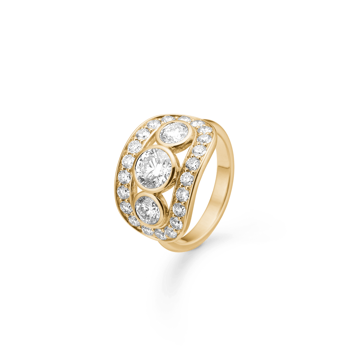 Heritage Trio Ring i 18 karat gull sett med tre bezelfattede diamanter omkranset av pavésatte diamanter, vist i nærbilde.