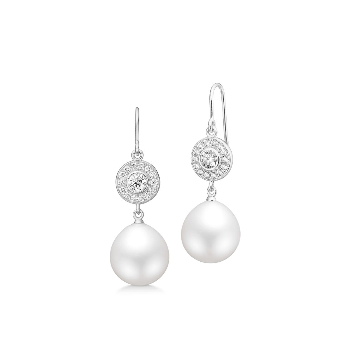 Heritage Earrings i 18 kt hvitt gull med diamant-halo og avtakbar perledråpe, stillfoto av paret på hvit bakgrunn
