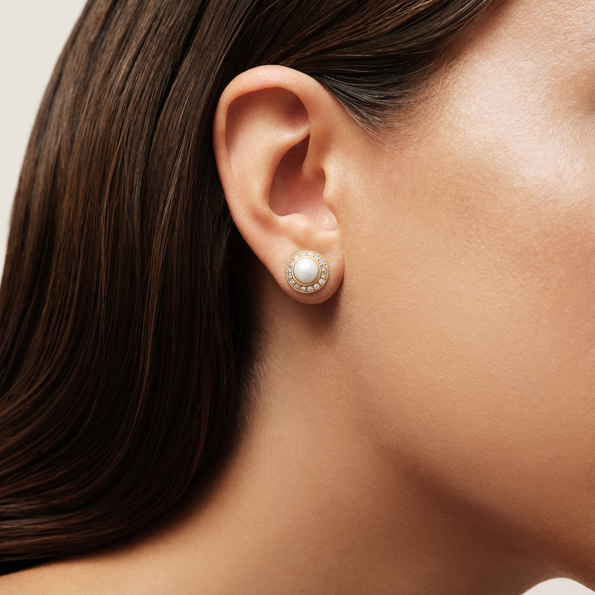 Elaine Earstuds i 14K gull båret i øret