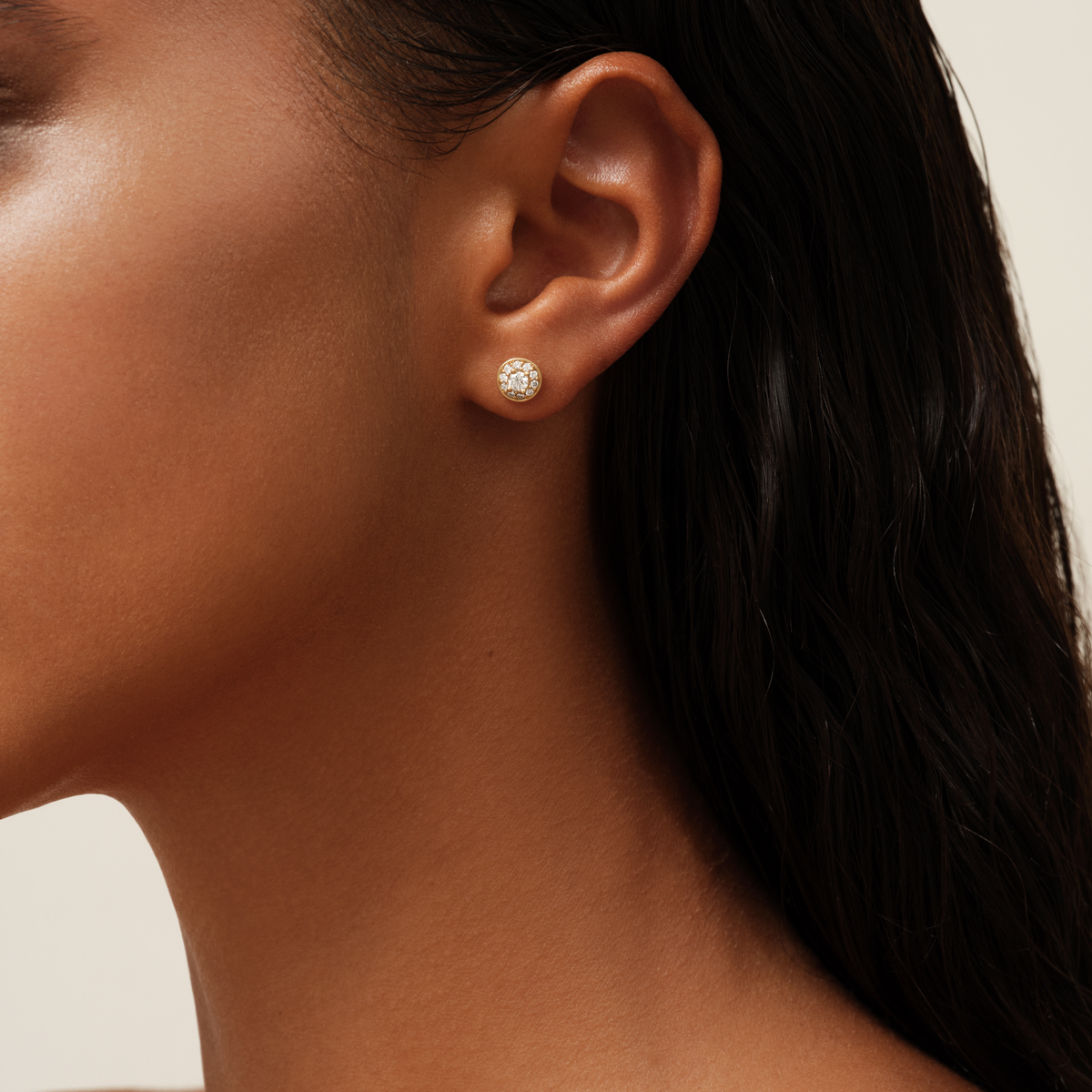 Lulia Halo Earstuds vist på øre