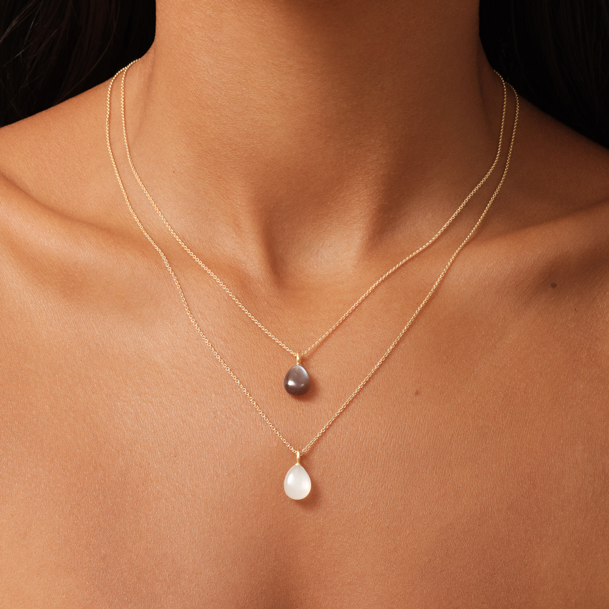 Elina Pendant i Chocolate og White Moonstone, stylet i lag på hals