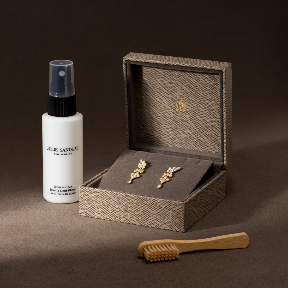 Jewelry Clean & Care Sett fra Julie Sandlau – rensespray, trebørste og smykkeeske med øredobber