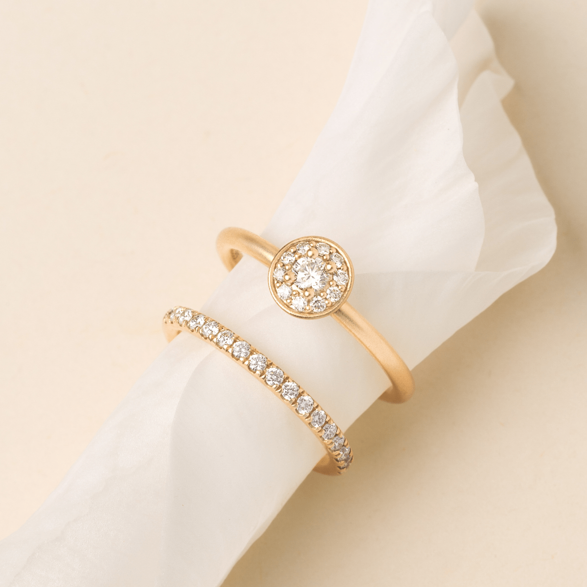 Lulia Halo Ring stablet med diamantring, nærbilde på hvitt stoff