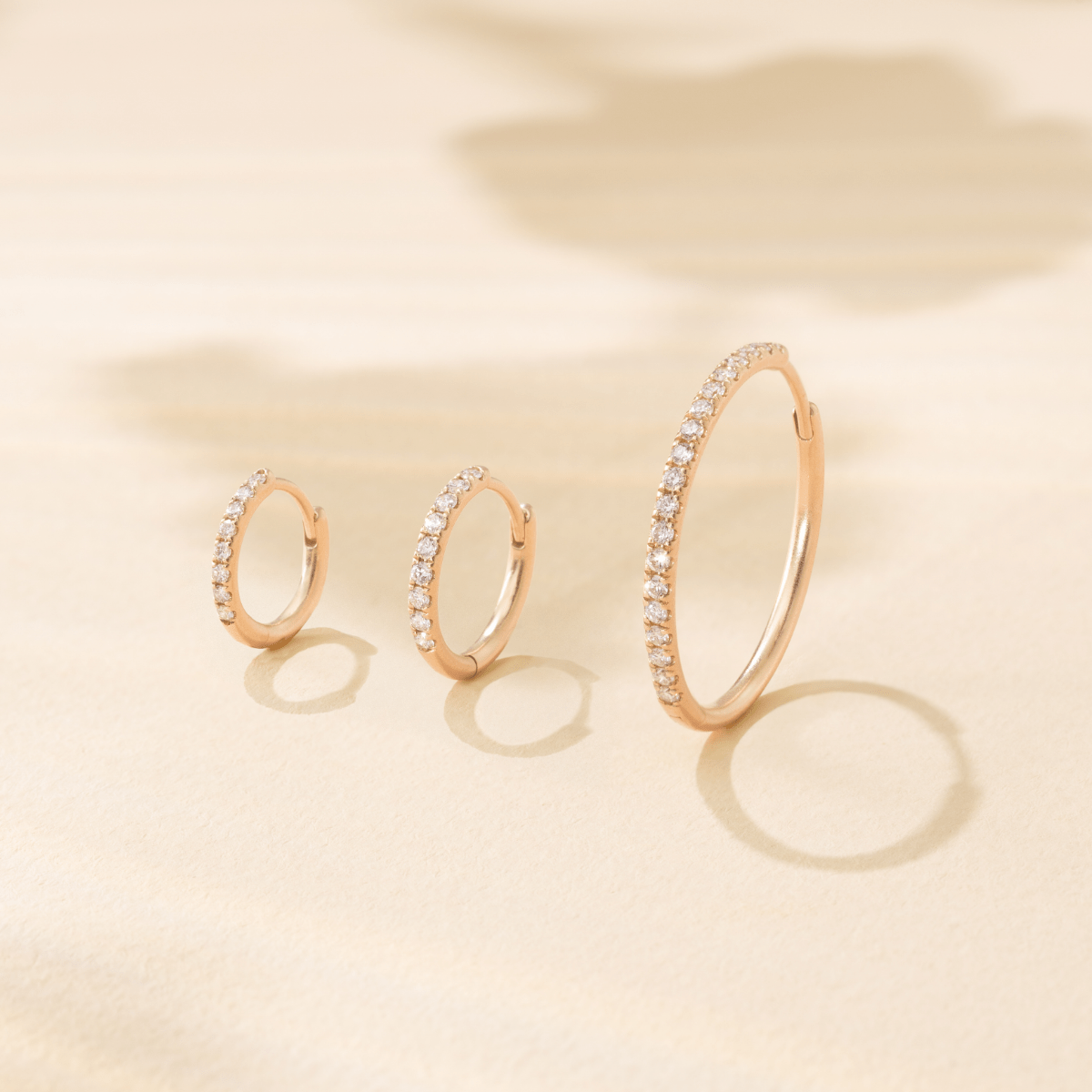 Lulia Hoops Large sammenlignet med mindre kreolstørrelser fra Julie Sandlau