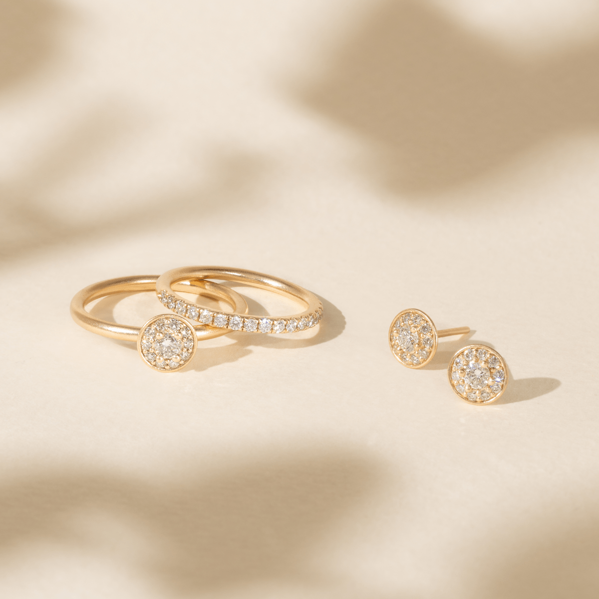 Lulia Halo Ring stablet med diamantring, vist sammen med matchende diamantbesatte ørestikker