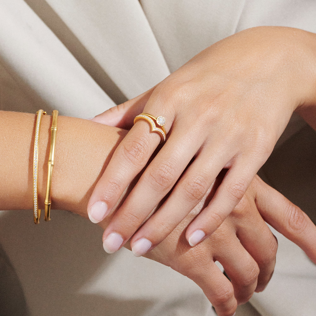 Modell har på seg ringer og armbånd fra Julie Sandlau