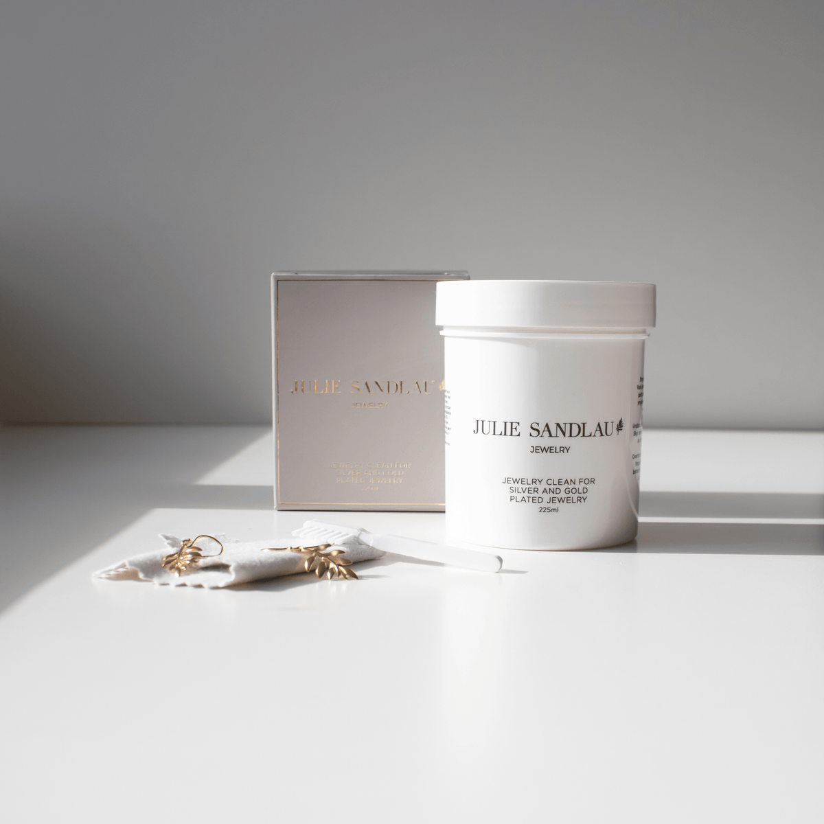 Julie Sandlau Gold & Silver Clean rensevæske med krukke, eske, pusseklut og børste, produktbilde