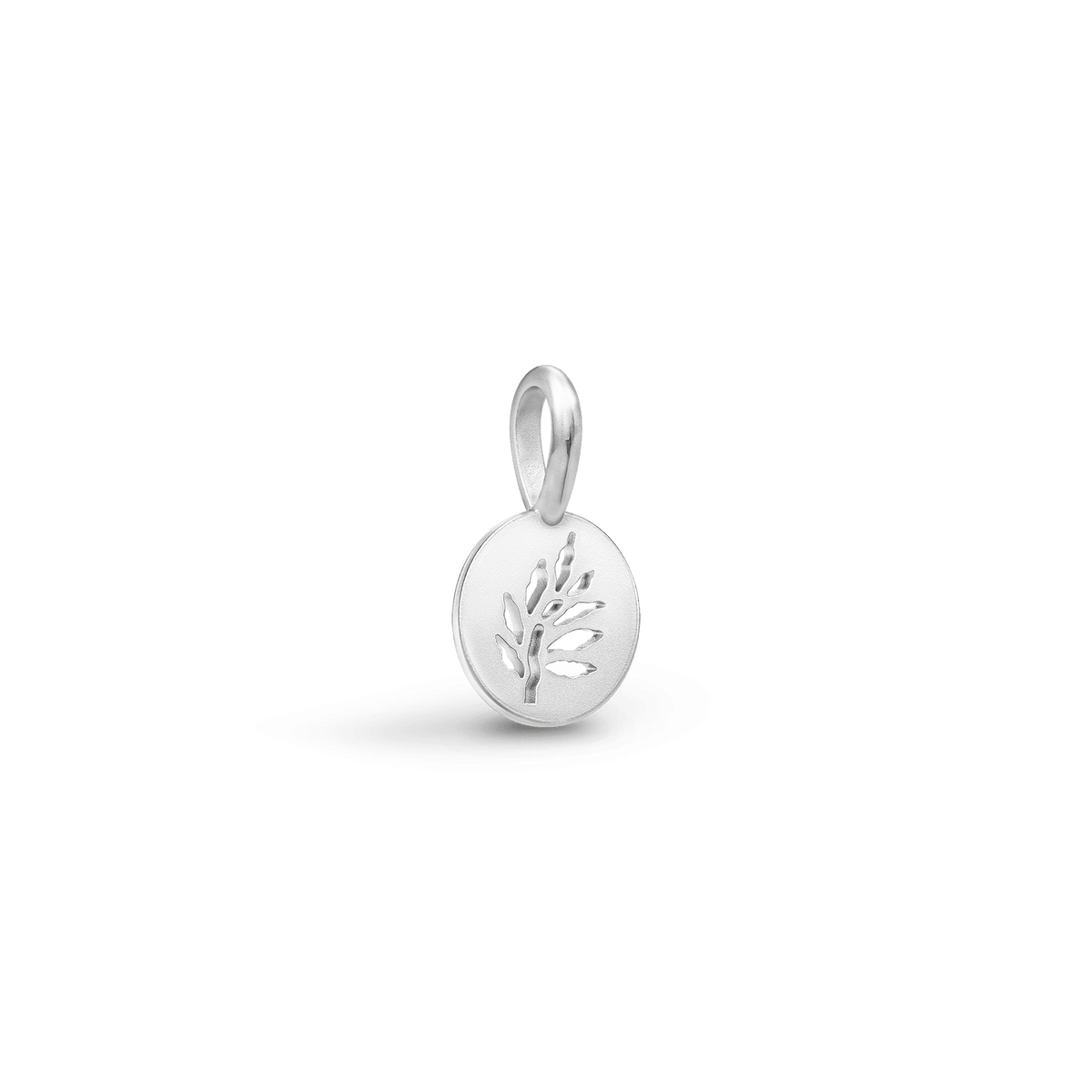 Signature Pendant Small i satinert rhodinert sølv med utskåret tremotiv, sett fra siden