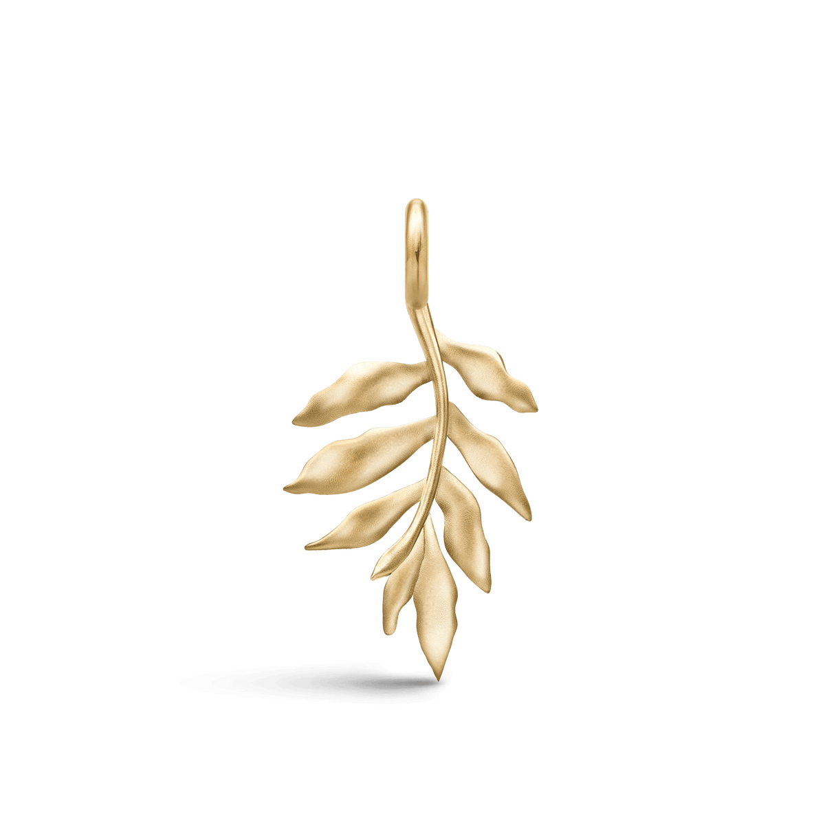Little Tree Of Life anheng fra Julie Sandlau i forgylt sølv, formet som et lite blad etter det ikoniske logoet, sett forfra