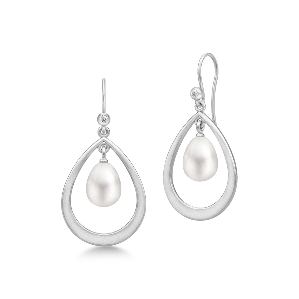 Afrodite Droplet Earrings - drapeformede oredobber med ferskvannsperle i rhodinert solv