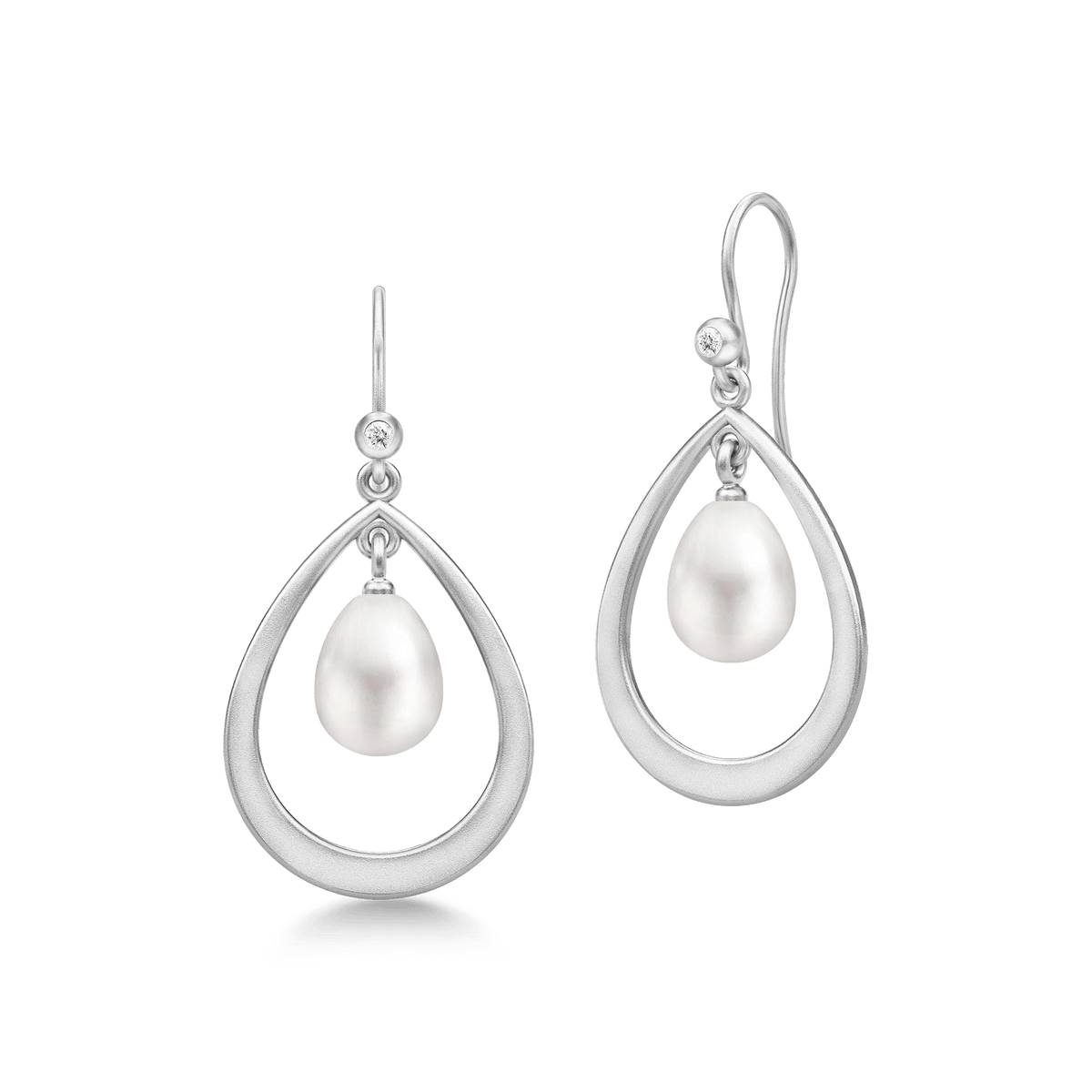 Afrodite Droplet Earrings i naerbilde - ferskvannsperle i rhodinert solvinnfatning