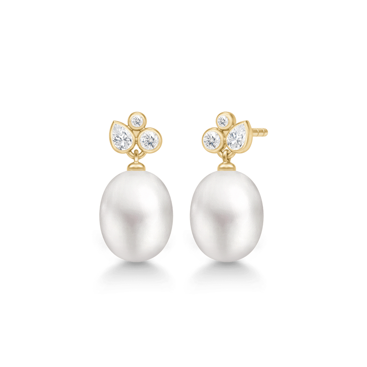 Treasure Earrings i forgylt sølv med ferskvannsperle og zirkonia, par sett forfra