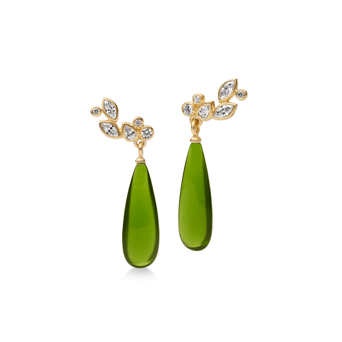 Treasure Drop Earrings fra Julie Sandlau i gulltone med Moss Green Crystal-dråpe og kubisk zirkonia